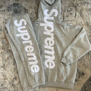 🔥 Supreme Hoodie & Zip Hoodie Set – Size M 🔥